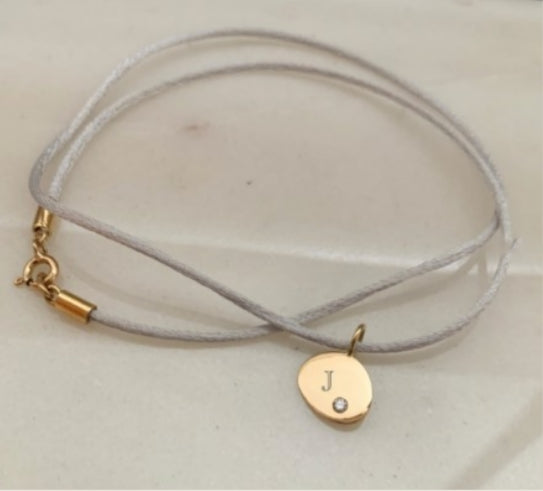 Yellow gold pendant with a personal note