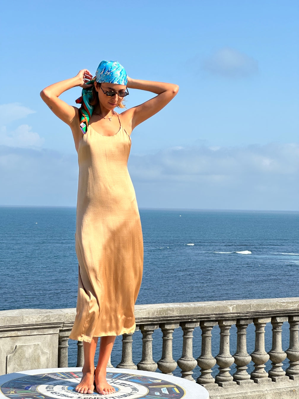 Robe longue en soie dorée Lily