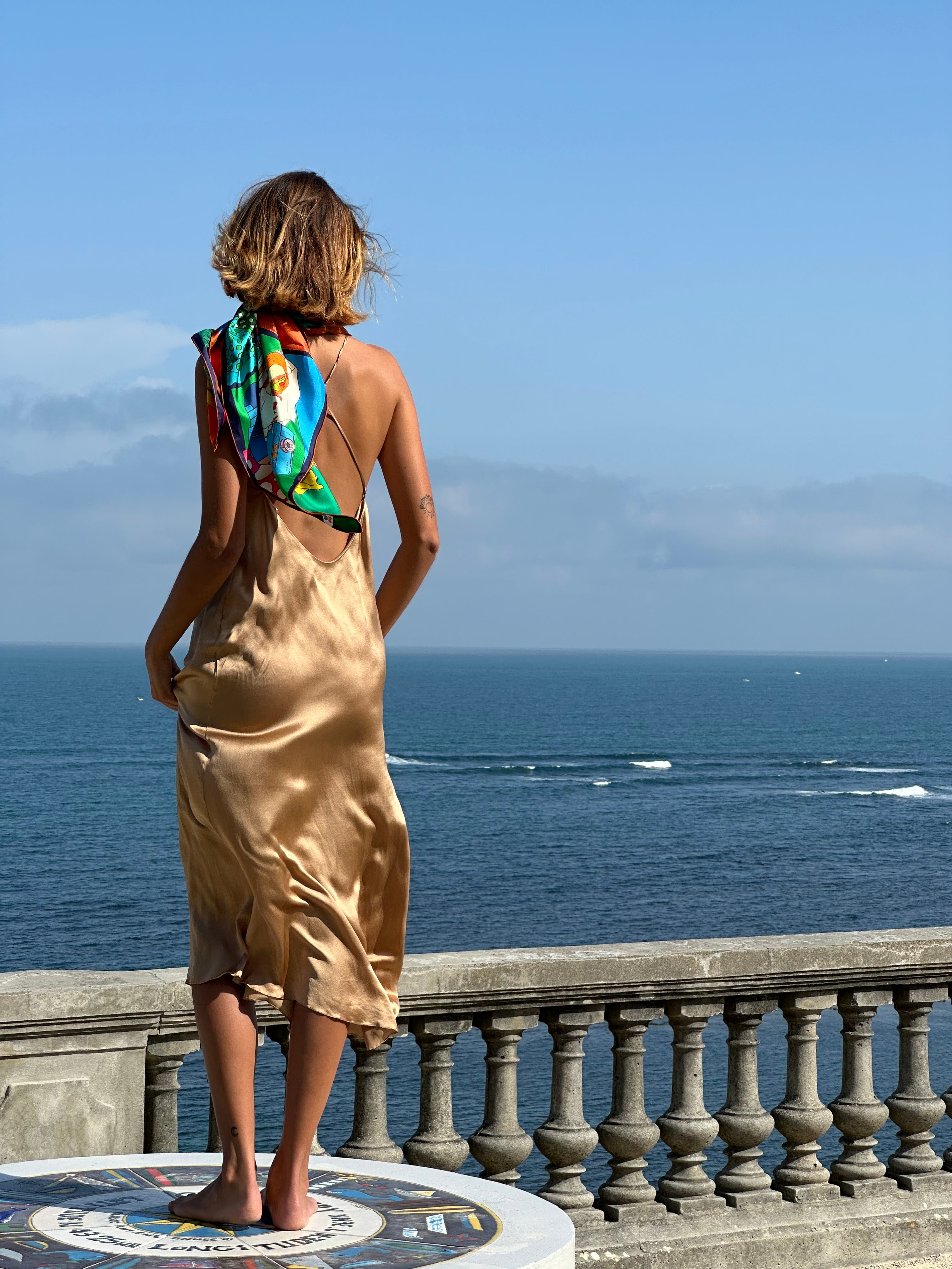 Robe longue en soie dorée Lily