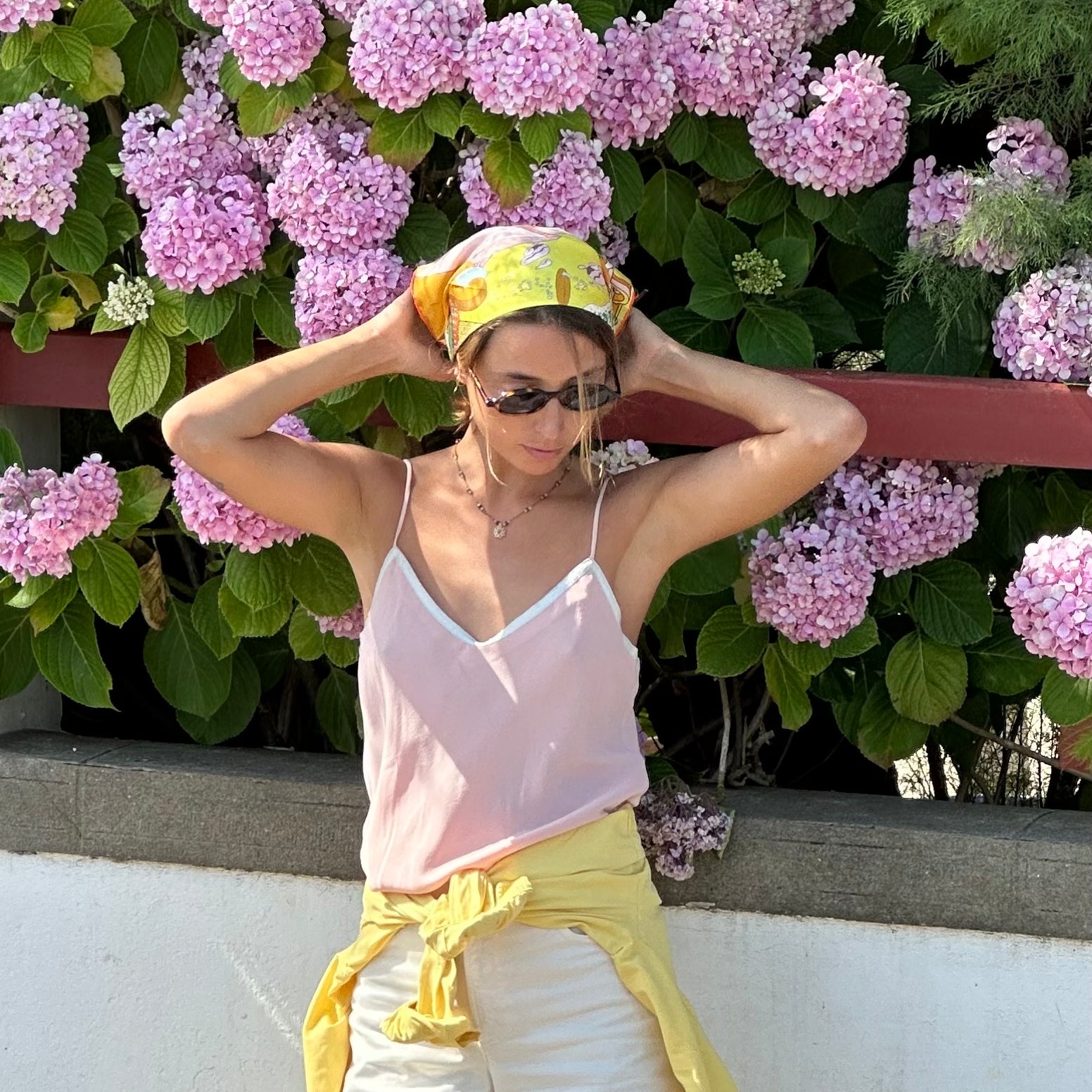 Top en soie rose et paillettes*