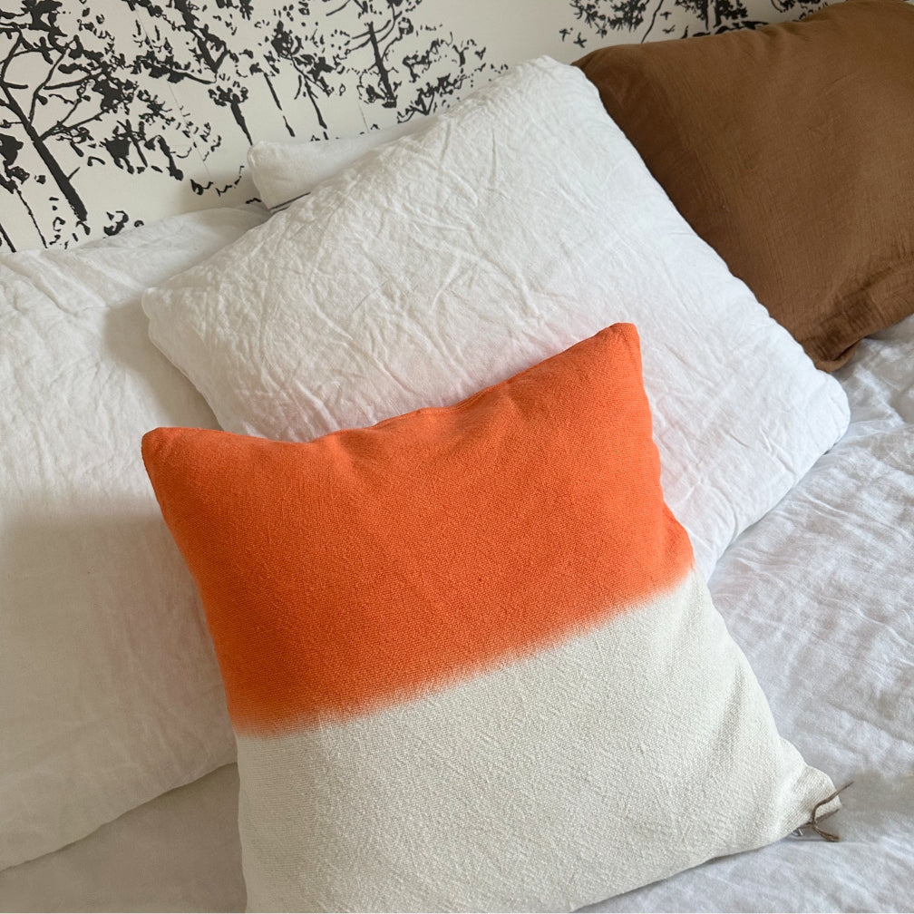 coussin orange et blanc
