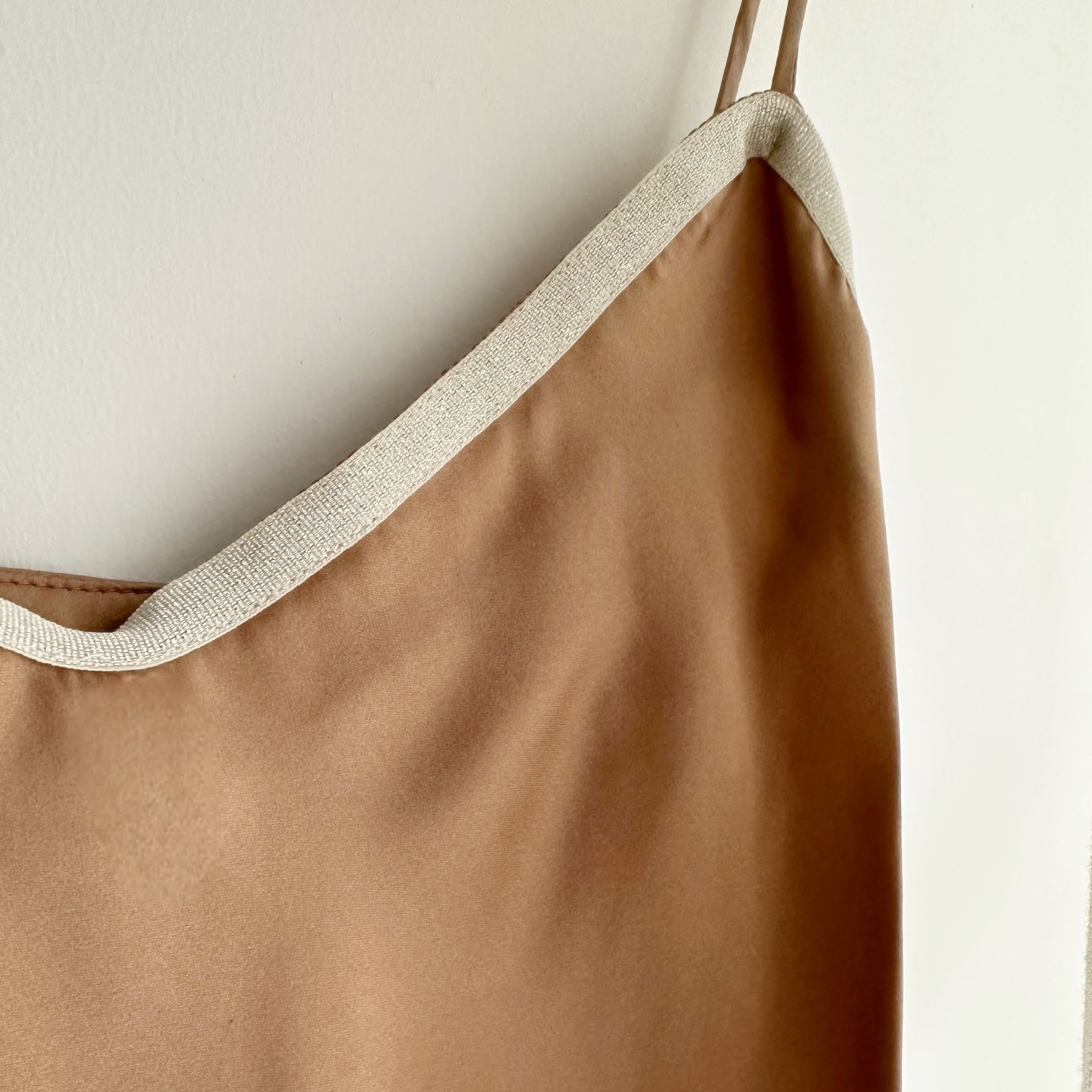 Robe slipdress en soie satinée col pailleté