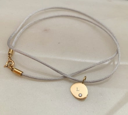 Yellow gold pendant with a personal note