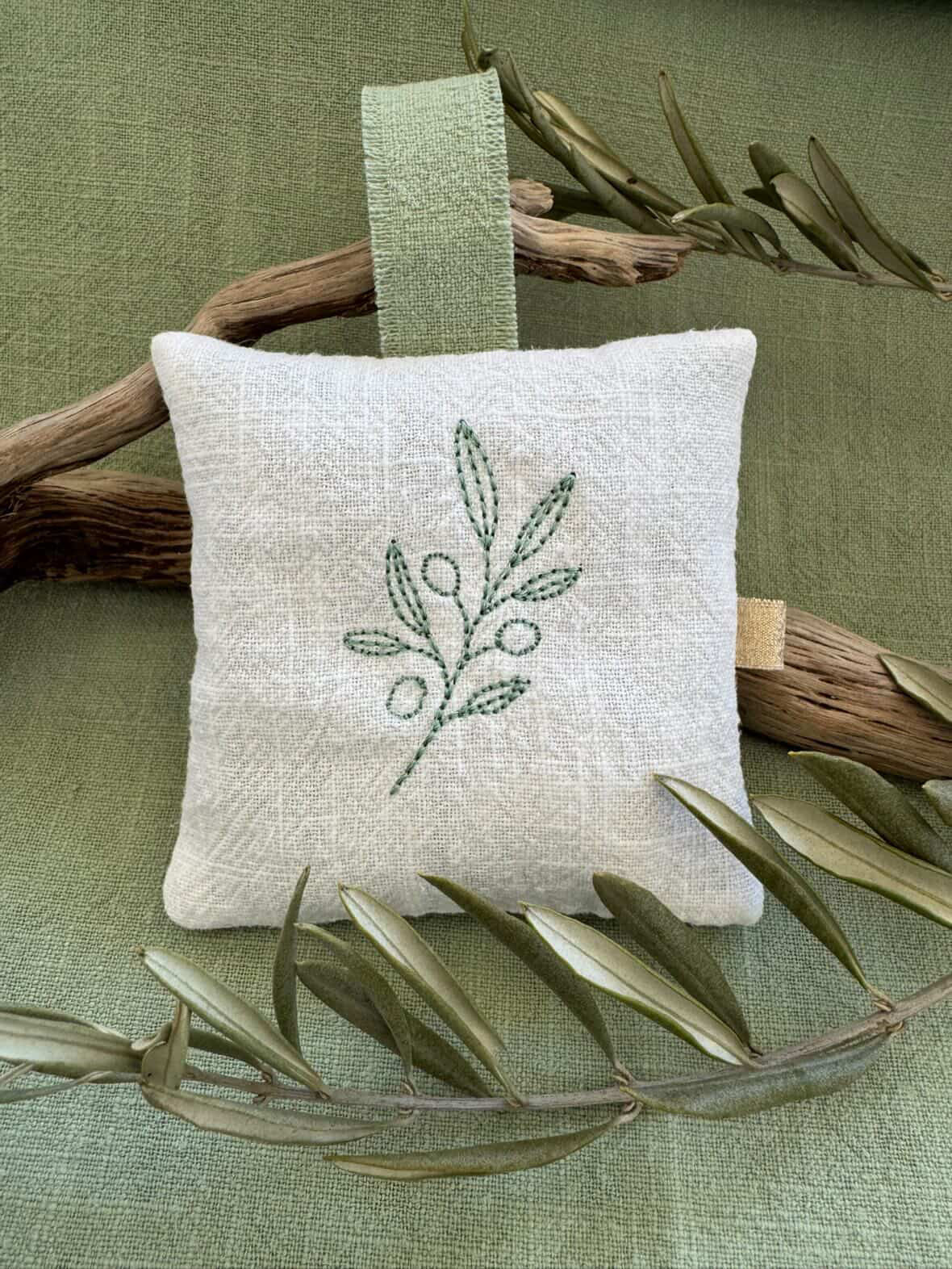 Sachet de lavande brodé